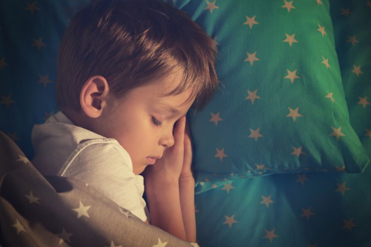 日本の子どもは睡眠不足?睡眠時間が短い理由と今日からできる改善ポイント