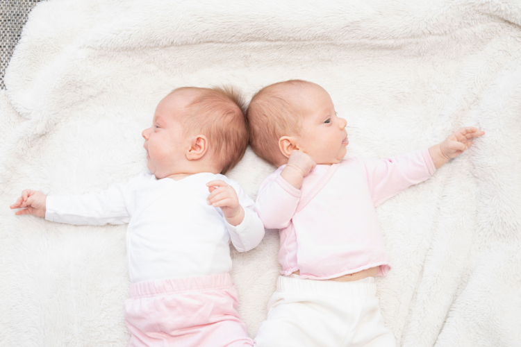 双子の寝かしつけ、どうしたらいい?同時寝かしつけのコツ