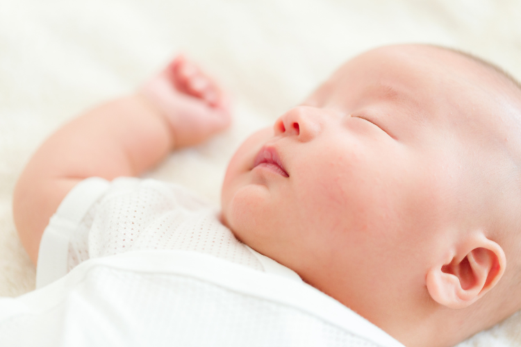 赤ちゃんはどのくらい寝る?お昼寝の長さ、お昼寝回数と睡眠時間の目安