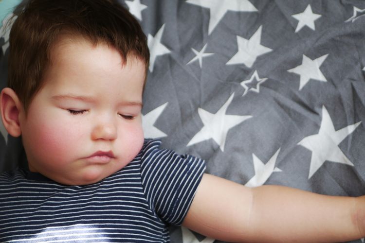 子どもが寝ない原因はこれかも?寝つきを悪くする5つの習慣と対策