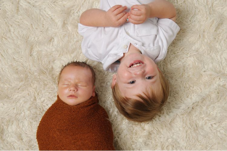 寝ない・遊ぶ・ケンカする…きょうだい寝かしつけの乗り切り方