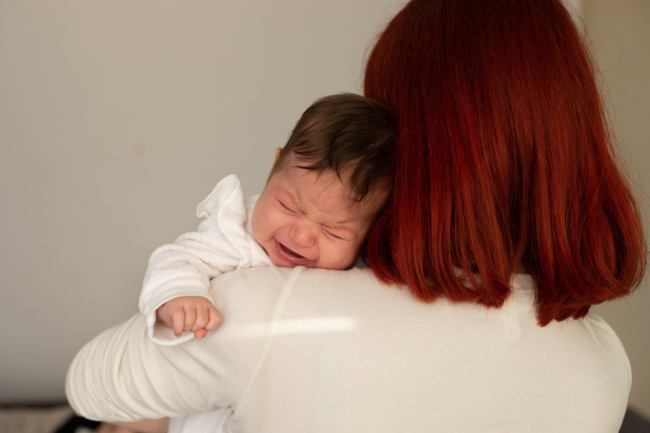 夜泣きする赤ちゃんを寝かしつけるための7つの方法やおくるみの効果